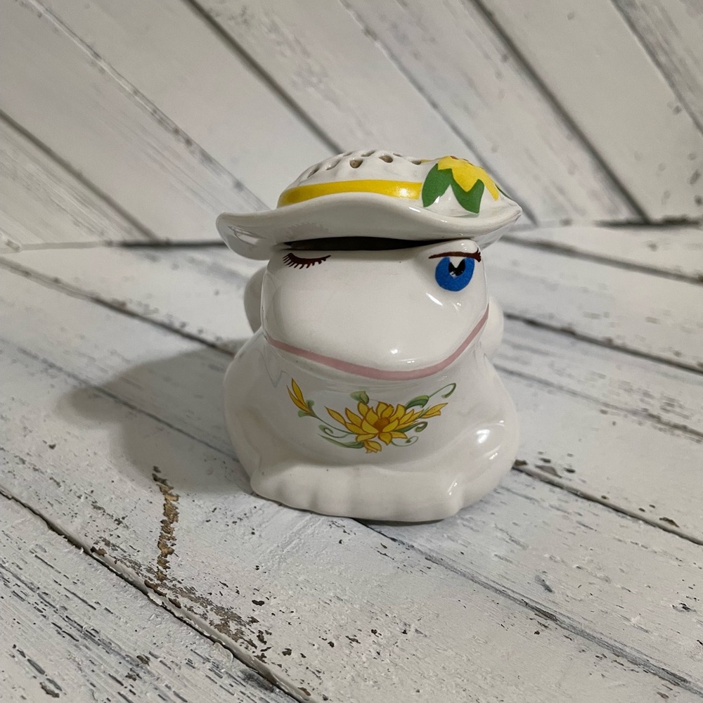 Vintage 1980 Avon Ceramic Frog daisy lily pad hat potpourri holder fragrance